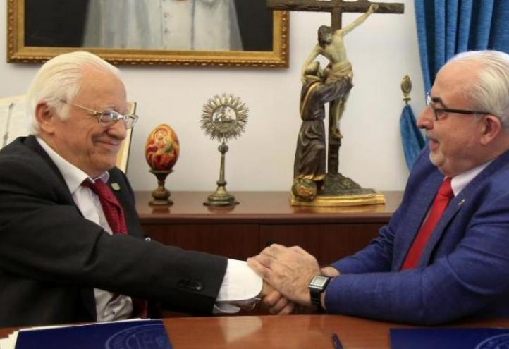 Father Ángel, president and founder of Mensajeros de la Paz, together with José Luis Mendoza, president of UCAM, during the signing of the agreement for the new chair, which took place at UCAM Universidad Católica San Antonio de Murcia.