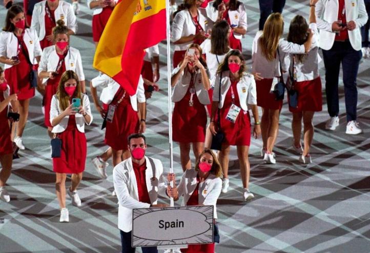 The two athletes of UCAM bear the Spanish flag at the opening ceremony of the Olympic Games of Tokyo