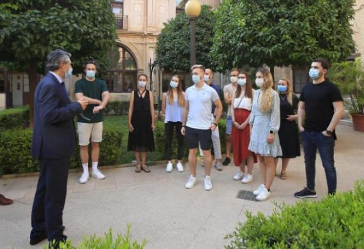 Sent by their respective companies, they have come to Murcia to improve their public speaking, business marketing, corporate communication and social network skills