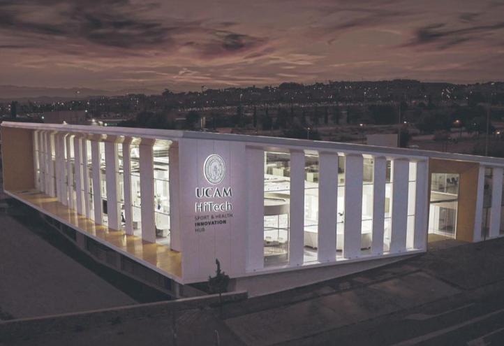 UCAM HiTech, located in the surroundings of the Los Jerónimos Campus and integrated into the National Network of High Technology Incubators, is a technological hub where entrepreneurship and research come together at the service of society. With 2,000 m2 of facilities, the 5.5-million-euro investment has been promoted and financed by the UCAM, and co-financed by FEDER funds, with the collaboration of the Incyde Foundation of the Spanish Chambers of Commerce.