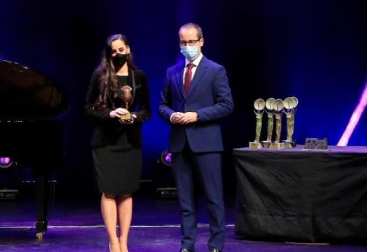 Isabel Mendoza, a member of the Board of Trustees of the Fundacion Universitaria San Antonio, was given the award by Javier Martínez Gilabert, General Director of Informatics and Digital Transformation of the Region of Murcia.