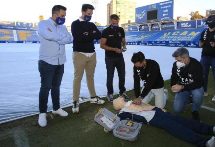 Coaches and instructors learn first aid and cardiopulmonary resuscitation with an innovative method that uses virtual reality. This initiative is led by Manuel Pardo, head researcher of the New Technologies for Health Group (&quot;Grupo de Nuevas Tecnologías para la Salud&quot;) at the Universidad Católica.