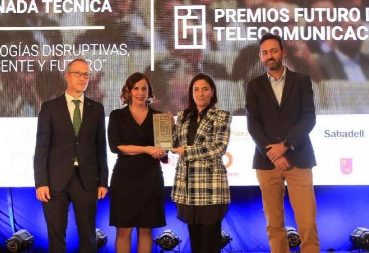 Belén López Ayuso, vice-rector of Digital Education, received the award for the digital transformation of universitary teaching.