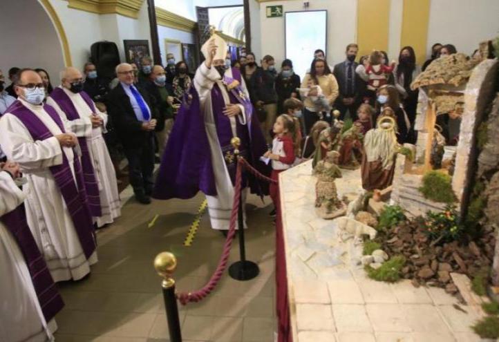 Monsignor José Manuel Lorca Planes blesses the nativity scene in the cloister of the Monastery of Los Jerónimos