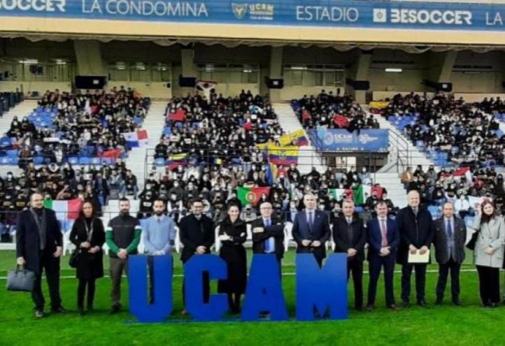José Luis Mendoza, president of the Universidad Católica, welcomed the international students, which are over 5,000 across its different campuses this academic year, setting a new record for the institution in its twenty-five years of history