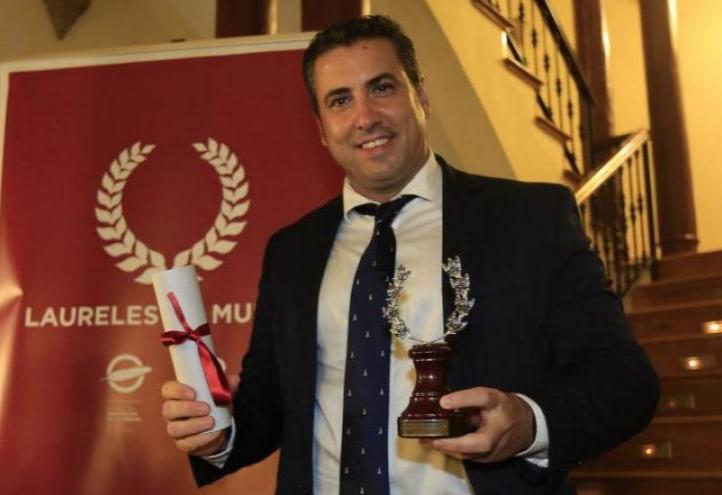 José Luis Mendoza García, Director of Institutional Relations, receiving the Laurel of Murcia which recognises the Universidad Católica and its labour of the University in sports.
