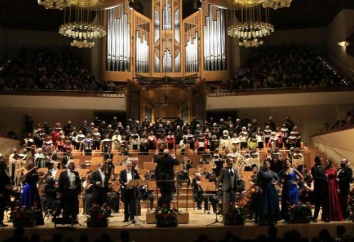 The orchestra, choir and soloists perform Canto a Murcia as the grand finale of the XXI Grand New Year Zarzuela Gala held at the Auditorio Nacional (Madrid).
