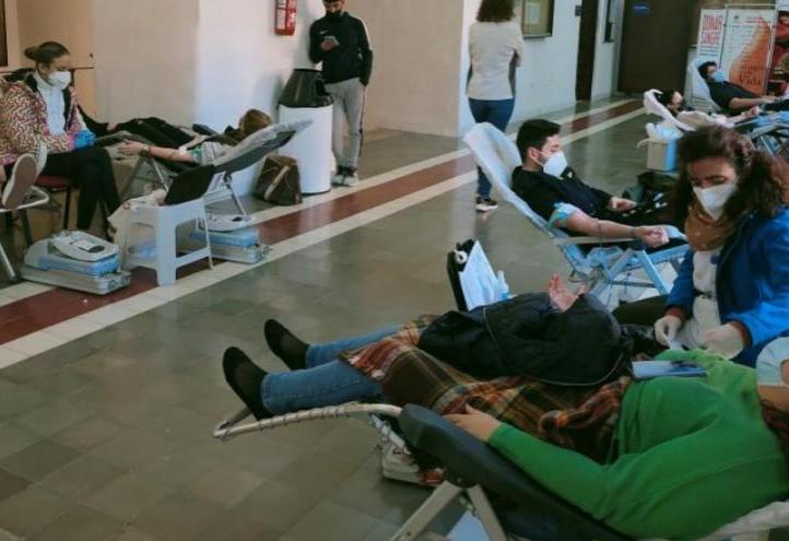 Students and administrative staff at UCAM participated during the whole day in the donation of blood.