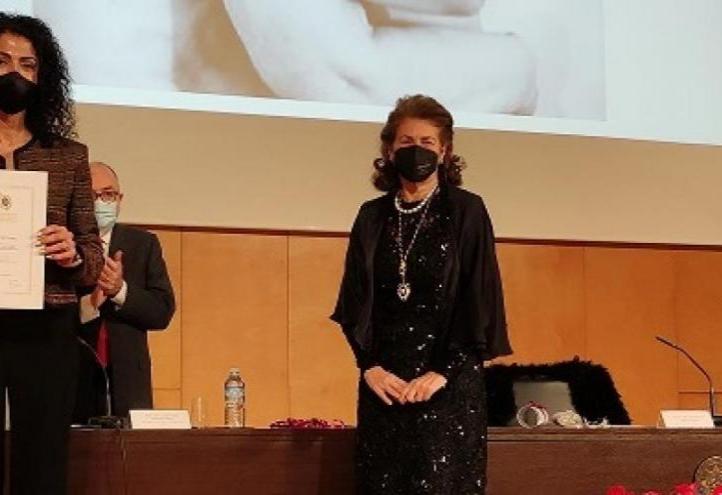 The UCAM graduate studet, Olga Tárraga, after receiving the award.