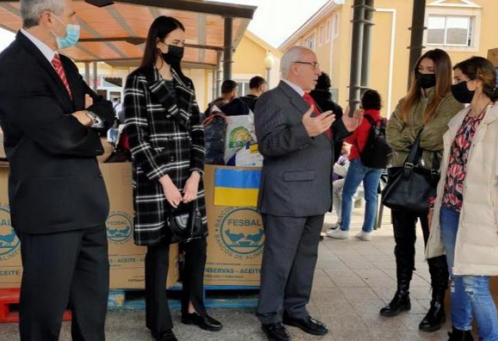 José Luis Mendoza, President of UCAM, talking with Ukrainian UCAM student in the Campus de Los Jerónimos.
