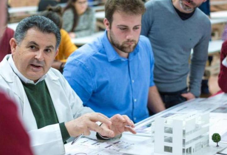 Juan Roldán, title Director, with a group of students