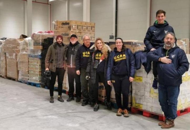 Volunteers of the University Platform for Peace helped with the unloading and handed over the urgent supplies to those responsible for distribution on the ground