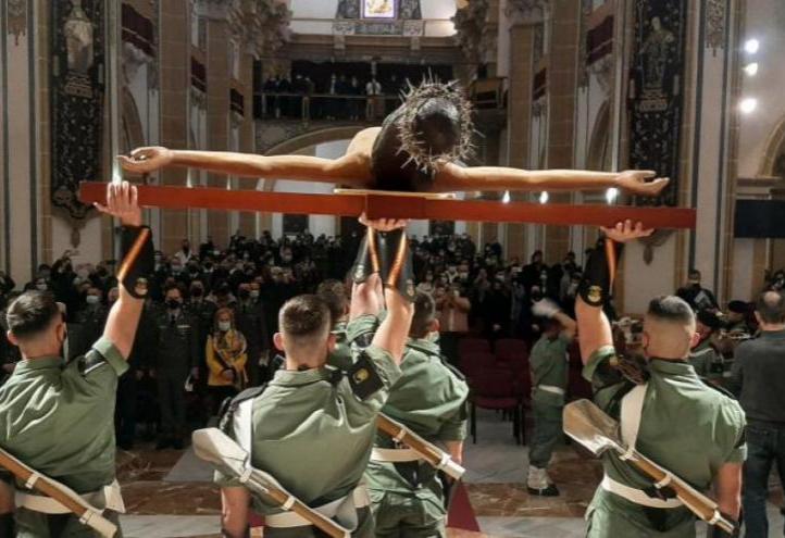 Squad of the BRIPAC Parachute Brigade &#039;Zaragoza 5&#039; holding the Cristo de la Salud