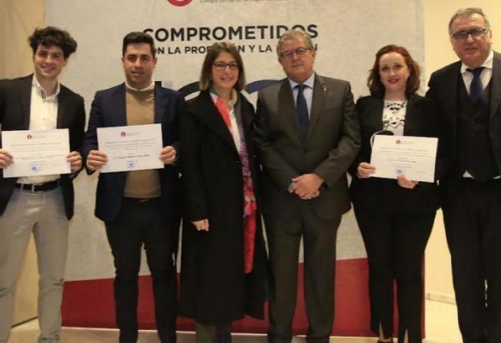 UCAM awarded students next to Ramón Madrid, dean of the Colegio de Economistas de Murcia; Gonzalo Wandosell, dean of the Faculty of Economics and Business of the Universidad Católica and Mercedes Carmona, vicedean of the Faculty of ADE.