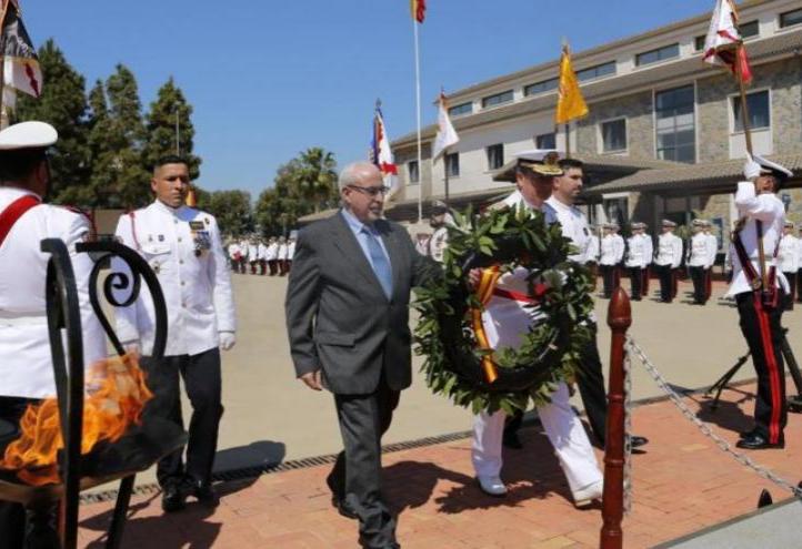 The admiral and the president of UCAM at the tribute to the fallen at the end of the pledge ceremony