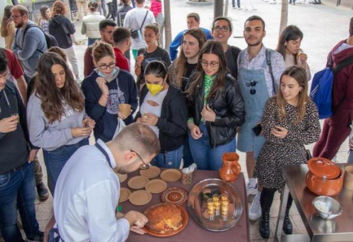 Students of the UCAM Degree in Gastronomy, in the foreground, serving the prepared dishes, while in the background, the fencing and chess tournaments are taking place.