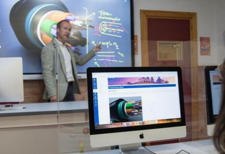 Canvas, used by universities in the United States such as Harvard, Stanford and MIT; or in the United Kingdom such as Oxford, Swansea and Newcastle; encourages teaching innovation and student participation