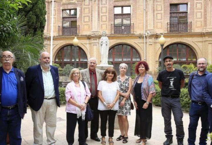 Josep Padró, Francisco Sánchez (Vice-Dean of the Degree in Principles of Architecture), Esther Pons, Maite Mascort, Hassan Amer and Cris Gabarrón with other participants.