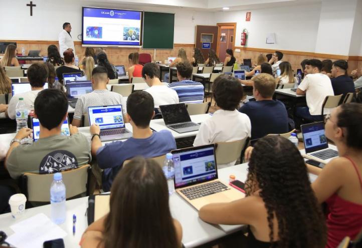 Dentistry students last week, during a class at the Los Jerónimos Campus. UCAM
