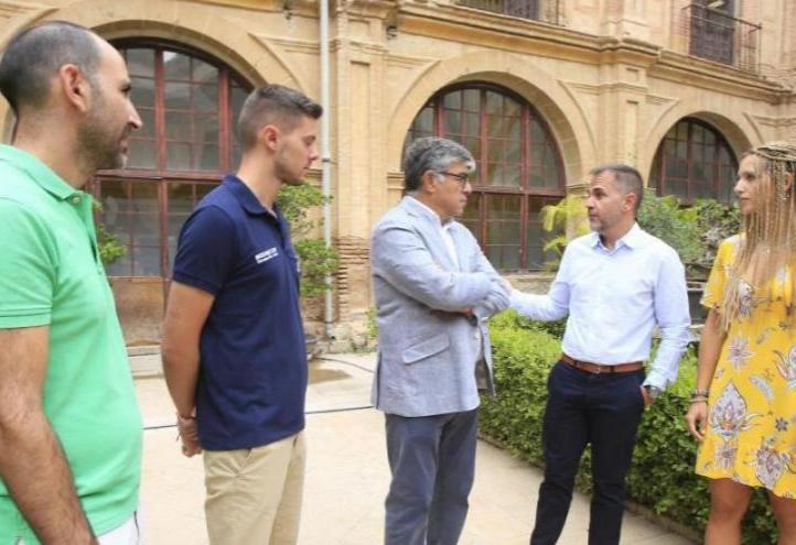 Jerónimo Lajara, dean of the UCAM School of Medicine (in the center), receives some of the members of the University who participated in the Uganda mission.