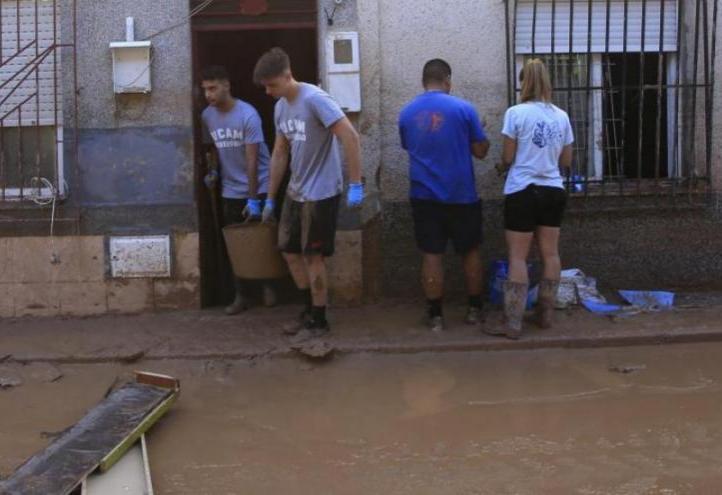 Volunteers during clean-up work in the Murcian district of Javalí Viejo.