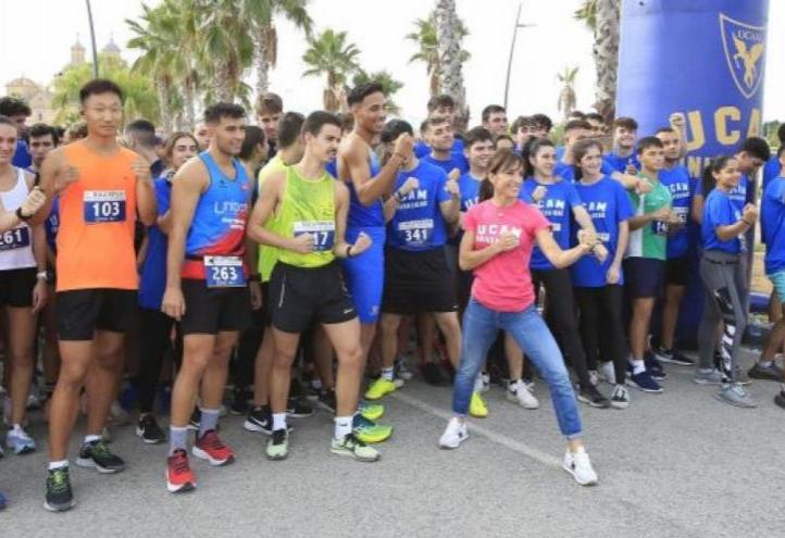 Sandra Sanchez, Olympic Karate champion, with UCAM students before the start of the University Mile