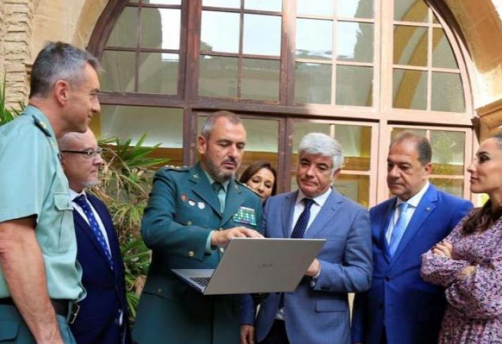 Juan Salom, chief colonel of the Cybersecurity Coordination Unit of the Guardia Civil, discusses with some of the participants in the congress a possible case of computer attack