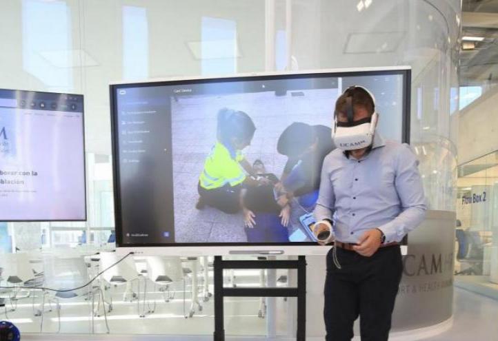 Manuel Pardo, UCAM professor and principal investigator of the University&#039;s &#039;New Technologies for Health&#039; Group, at HiTech, with the virtual reality goggles, watching a 360º video.