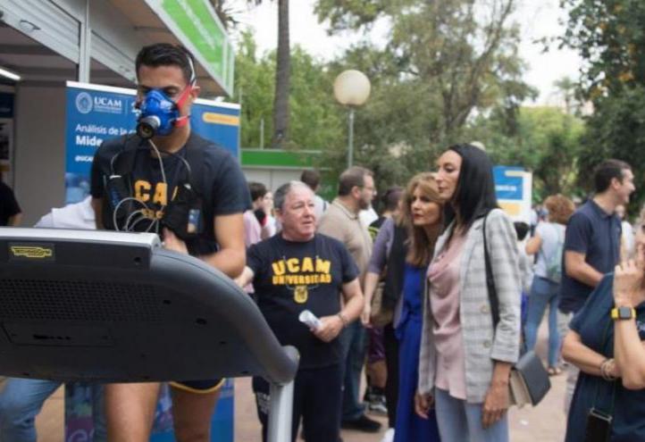 Miguel Ángel López, European 35 kms walking champion, performs a stress test in front of Valle Miguélez, Regional Minister for Enterprise, Employment, Universities and Spokesperson, and Estrella Núñez, UCAM Vice-Rector for Research