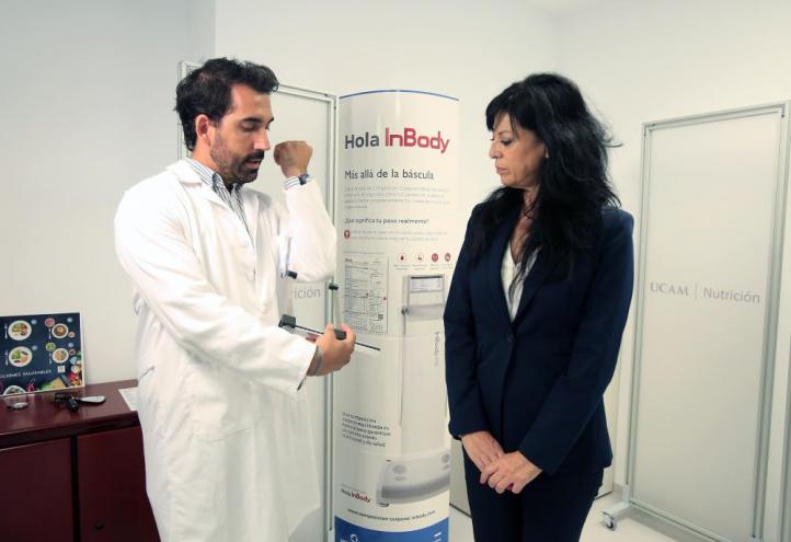 Dr. Pablo Barcina, coordinator of the clinic, explains the test which is carried out with a pachymeter.