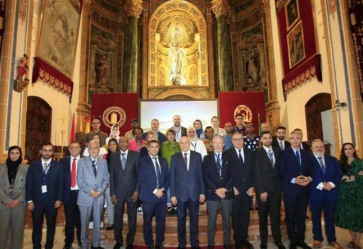 Family photo with the heads of UCAM and the DIHAD Foundation with some of the students of the first graduating class of the master&#039;s degree.