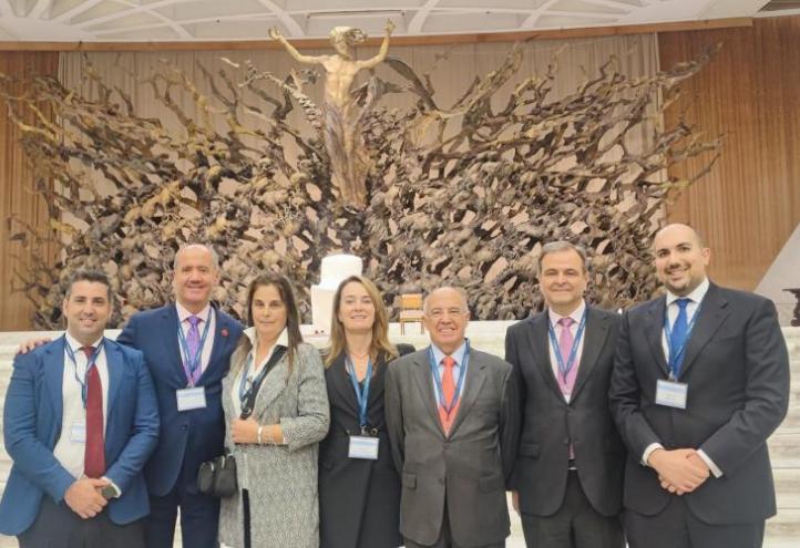 José Luis Mendoza García (on the left of the picture), Director General of Institutional Relations, and Marco Bruno (on the right of the picture), Director of International Development, together with other members of Acción Social Empresarial