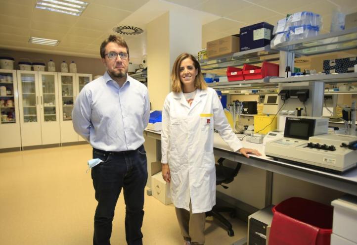 Horacio Pérez, PI and head of the Bioinformatics group at UCAM, together with Irene Martínez, researcher in Haematology and Clinical Experimental Medical Oncology at IMIB.