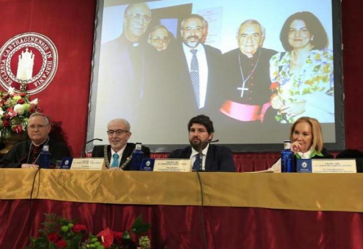 During the act, a video recalling the first Opening Ceremony of the Academic Year at UCAM 25 years ago was shown