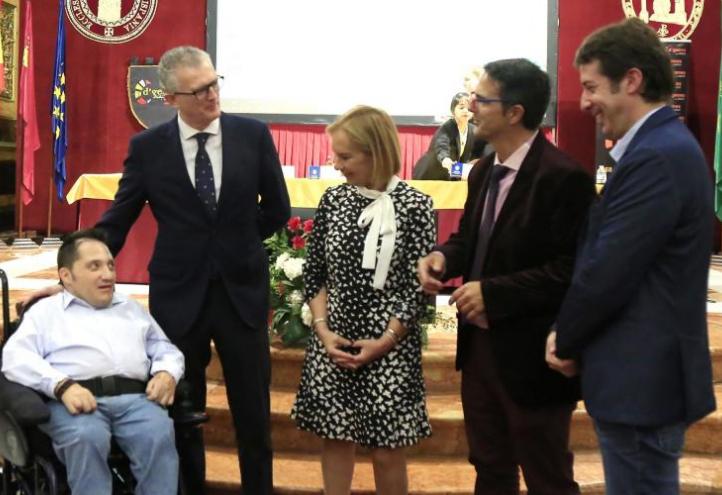 Juan José Pedreño, Minister of Health, Josefina García, Rector of UCAM, and Juan Carrión, President of D&#039;Genes, talk to Juan Antonio Carrasco and Óscar González, who live with a rare disease
