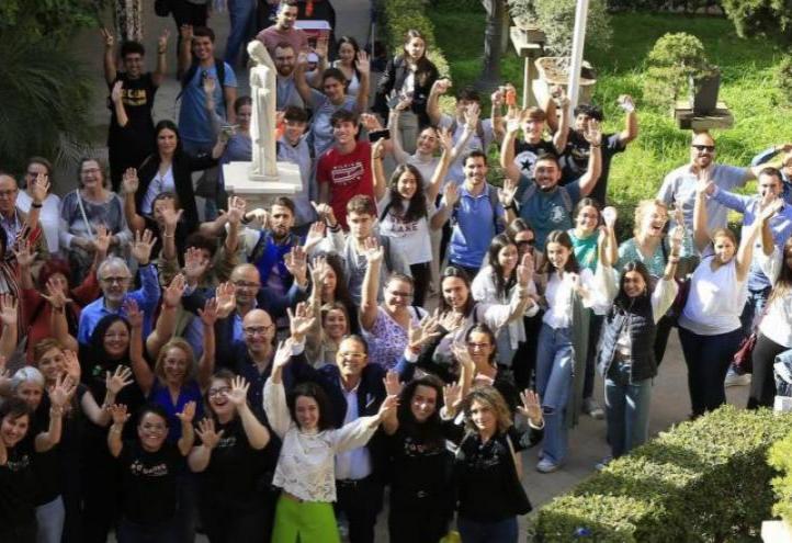 Members of the organization, speakers and students of the UCAM, in the Cloister of the Monastery of Los Jerónimos, during a break in the congress