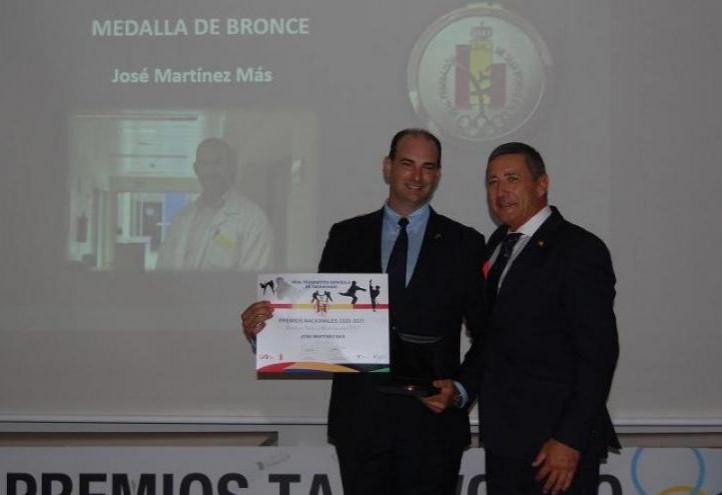 José Martínez Más receiving the Bronze Medal for Sporting Merit at the awards ceremony