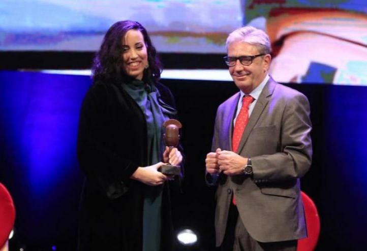 María Mendoza, Coordinator of the UCAM University Platform for Peace, received the Micrófono de Plata from Miguel Ángel Miralles, first Vice-President of the Regional Assembly