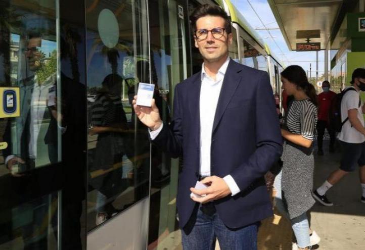 Roberto Liñán, director of the Chair of Mobility and Sustainable Transport of the Metropolitan Area of Murcia, shows the information that will be given to users to complete the survey