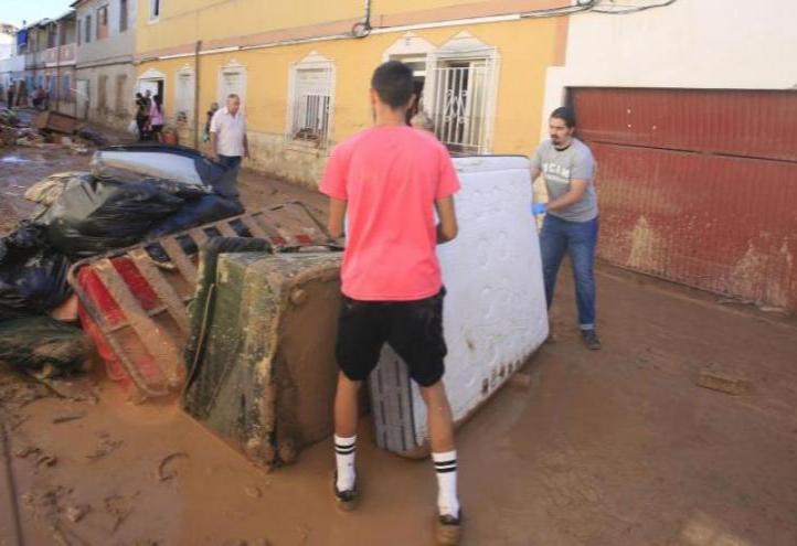 Volunteers during clean-up work in the Murcian district of Javalí Viejo