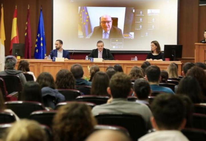 Live broadcast of José Manuel Pingarrón&#039;s participation in the meeting of UCAM student representatives.