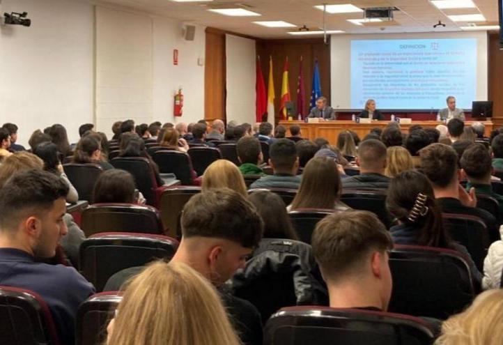 Students and lecturers from the Faculty of Law attending the opening ceremony of the academic year