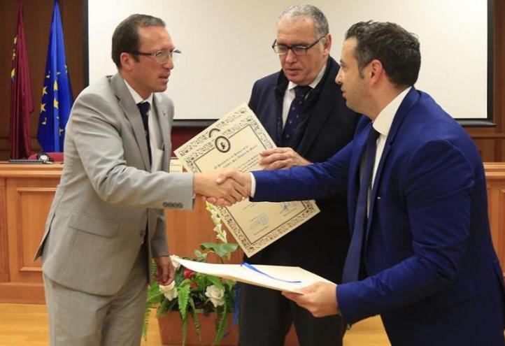 José Luis Mendoza García, director of Institutional Relations at UCAM, presented him with the appointment, accompanied by Gonzalo Wandosell, dean of the Faculty of Economics and Business.