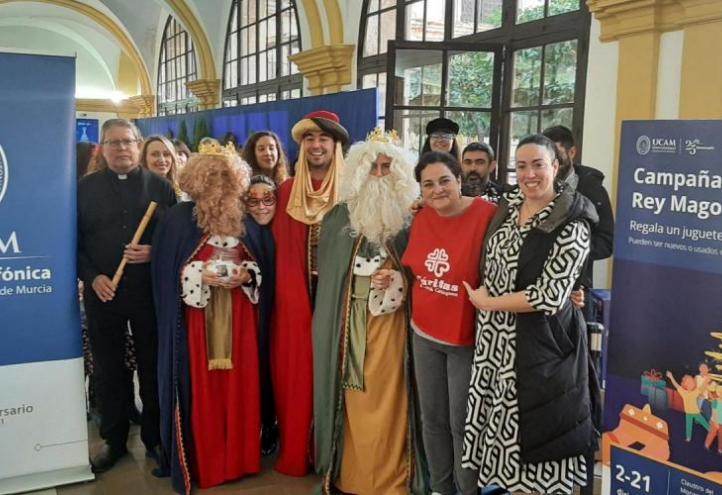 UCAM gives the presents from its &#039;No child without a toy&#039;; campaign to Cáritas