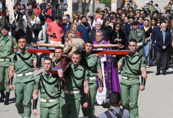 Touching procession of the University Christ of Health at UCAM with the Parachute Brigade