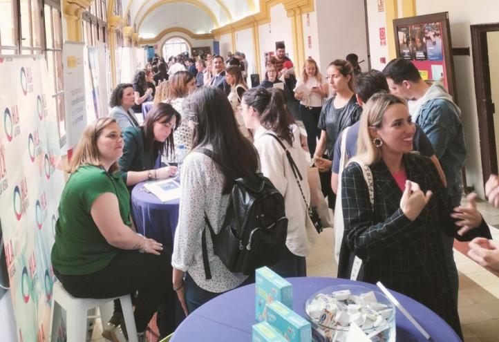 Networking between students and companies at the job fair