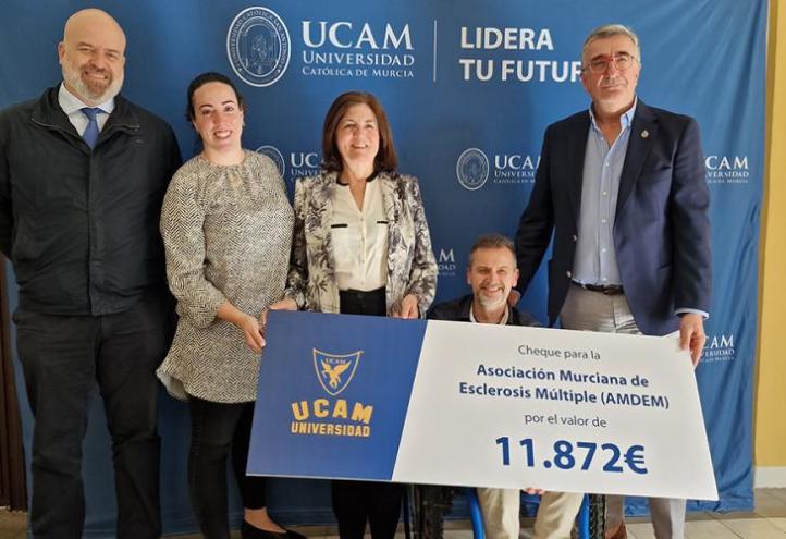 UCAM hands over the nearly €12,000 raised by the race against multiple sclerosis