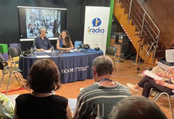 UCAM students and senior citizens from the La Caixa Foundation united by the radio