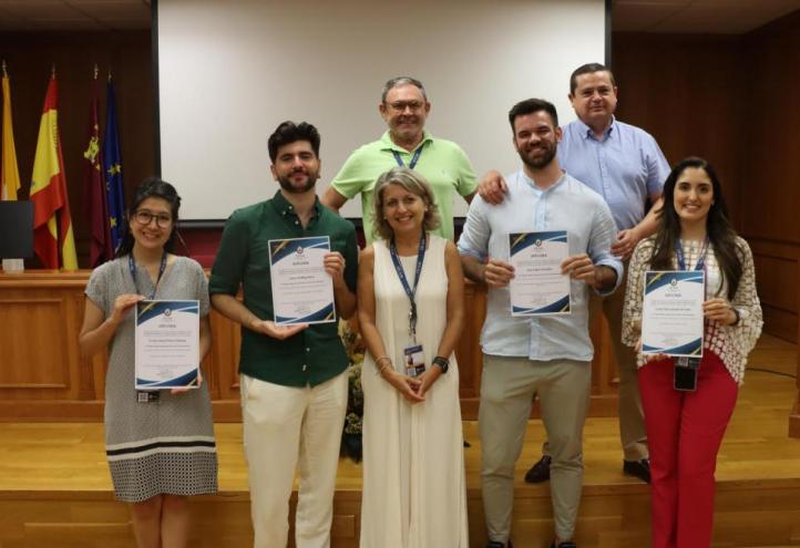 The award winners for the best presentations of their theses with Estrella Núñez, Vice-Rector of Research, and the event coordinators