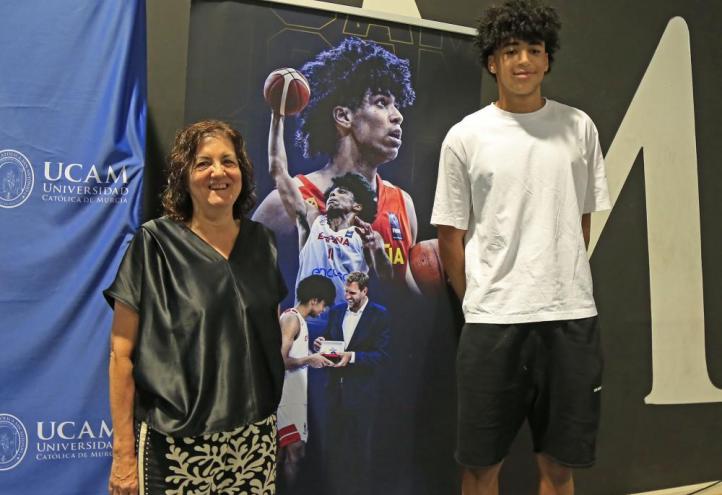 Izan Almansa Joins UCAM to Study a BBA Online